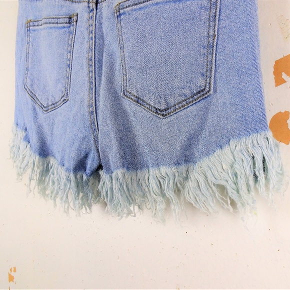 Light Wash Denim Mid Rise Shorts w/ Fray Detail - Picture 6 of 8
